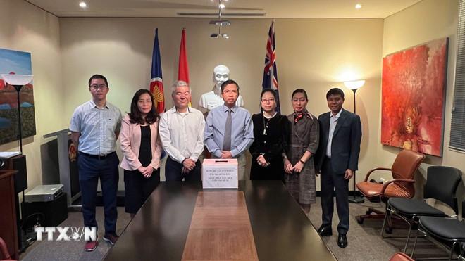 Bí thư Đảng ủy, Đại sứ Việt Nam tại Australia Phạm Hùng Tâm (thứ tư, từ trái sang), Tổng Lãnh sự Việt Nam tại Sydney Nguyễn Thanh Tùng (thứ ba, từ trái sang), Tổng Lãnh sự Việt Nam tại Perth Nguyễn Thanh Hà (thứ ba, từ phải sang) cùng đại diện các tổ chức, đoàn thể tại buổi quyên góp. (Ảnh: TTXVN phát) ttxvn-australia-ung-ho2.jpg