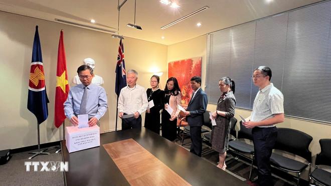 Đảng ủy, Đại sứ quán Việt Nam tại Australia, Tổng Lãnh sự quán Việt Nam tại Sydney và Tổng Lãnh sự quán Việt Nam tại Perth tổ chức lễ quyên góp, ủng hộ đồng bào các tỉnh, thành phố tại Việt Nam chịu thiệt hại nặng nề do các trận bão, lũ vừa qua. (Ảnh: TTXVN phát) ttxvn-australia-ung-ho.jpg