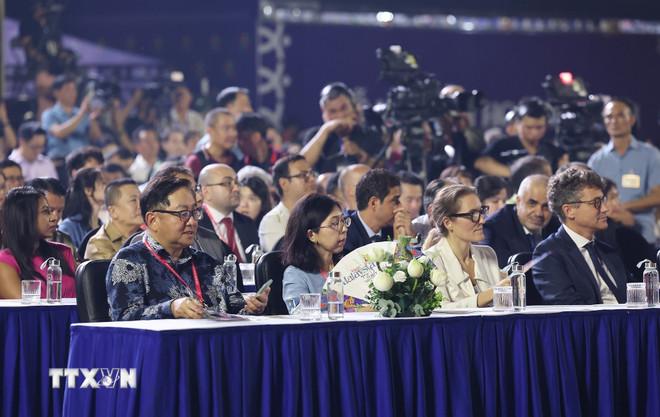 Các đại biểu khách quốc tế dự khai mạc Lễ hội Văn hóa Thế giới tại Hà Nội lần thứ nhất. (Ảnh: Dương Giang/TTXVN) ttxvn-thu-tuong-du-khai-mac-le-hoi-van-hoa-the-gioi-tai-ha-noi-lan-thu-nhat-5.jpg