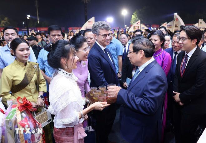 Thủ tướng Phạm Minh Chính tham quan không gian văn hóa quốc gia của các nước tham dự Lễ hội. (Ảnh: Dương Giang/TTXVN) ttxvn-thu-tuong-du-khai-mac-le-hoi-van-hoa-the-gioi-tai-ha-noi-lan-thu-nhat-1.jpg