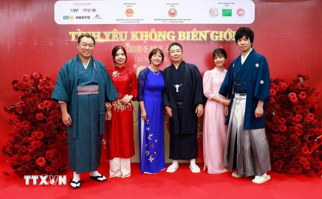 Các cặp đôi Việt-Nhật chụp ảnh lưu niệm chung. (Ảnh: Xuân Giao/TTXVN) ttxvn-tinh-yeu-khong-bien-gioi-viet-nam-nhat-ban-5.jpg