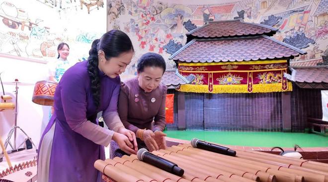 Du khách trải nghiệm đàn T'rưng. anh-20.jpg