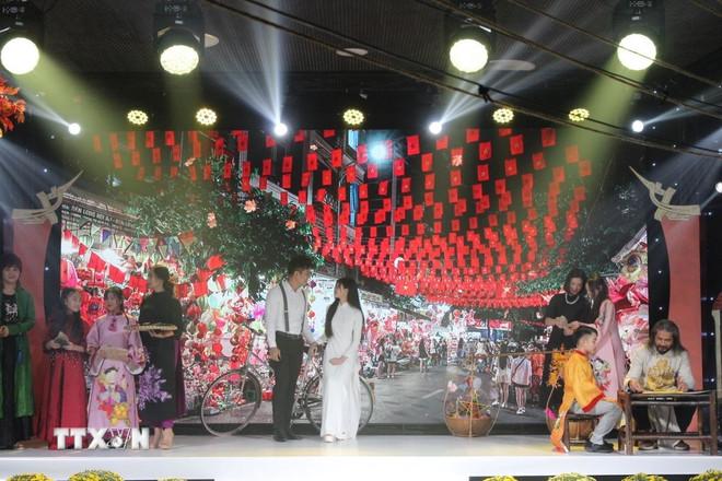 Các em nhỏ và hội chị em thuộc Liên hiệp hội người Việt Nam tại châu Âu trong một tiết mục trình diễn áo dài. (Ảnh Việt Thắng/TTXVN) ttxvn-ao-dai-viet-nam-2.jpg