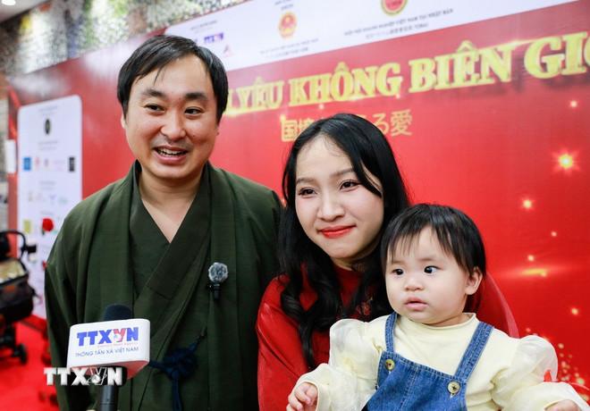 Một gia đình tham dự sự kiện chia sẻ về cuộc sống hạnh phúc tại Nhật. (Ảnh: Phạm Tuân/TTXVN) ttxvn-tinh-yeu-khong-bien-gioi-viet-nam-nhat-ban-4.jpg