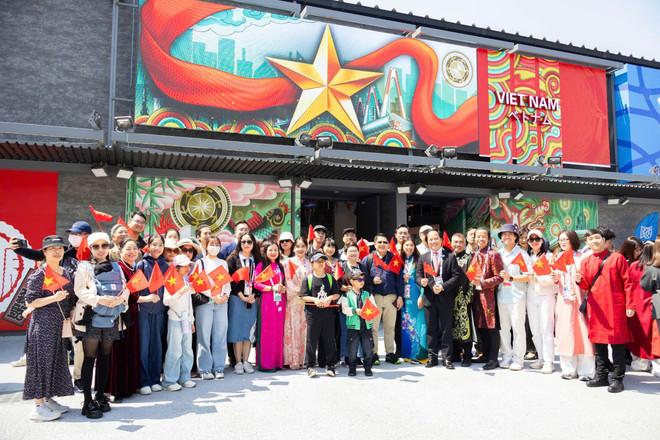 Không gian rực rỡ từ lối vào của nhà triển lãm Việt Nam. anh-5.jpg