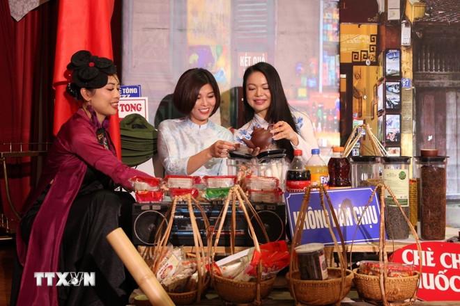 Trong tà áo dài duyên dáng, các chị em tham gia chương trình cùng nhau lưu lại những khoảnh khắc đẹp tại sự kiện. (Ảnh Việt Thắng/TTXVN) ttxvn-ao-dai-viet-nam-3.jpg