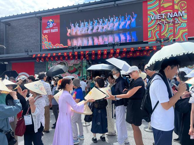 Tặng quà nón lá cho du khách ở EXPO 2025. anh-21.jpg