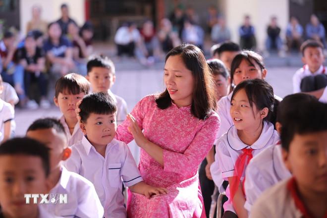 Cô trò Trường Trung học cơ sở Vầy Nưa trong ngày khai giảng năm học 2025-2026. (Ảnh: Trọng Đạt/TTXVN) ttxvn-phu-tho-kg-5-resize.jpg