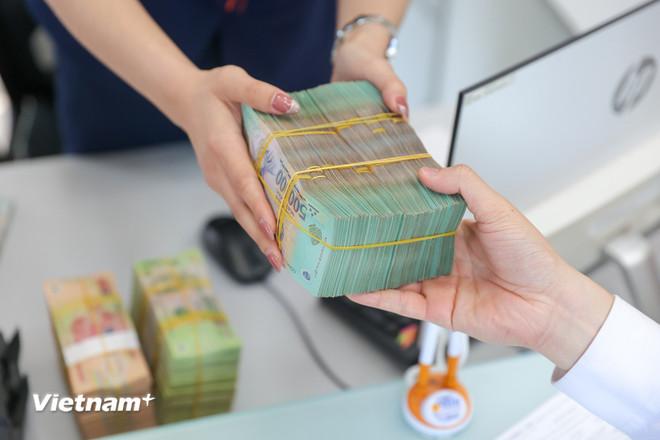 Tỷ giá và thị trường ngoại hối cơ bản ổn định nhờ sự kết hợp đồng bộ với các công cụ, giải pháp điều tiết tiền tệ. (Ảnh: Vietnam+) vnp-vnd3.jpg