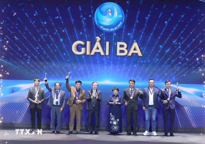 Các tác giải đoạt giải Ba Cuộc thi ảnh nghệ thuật cấp Quốc gia “Tổ quốc bên bờ sóng” lần thứ 3. (Ảnh: Phương Hoa/TTXVN) ttxvn-anh-nghe-thuat-to-quoc-ben-bo-song-2.jpg
