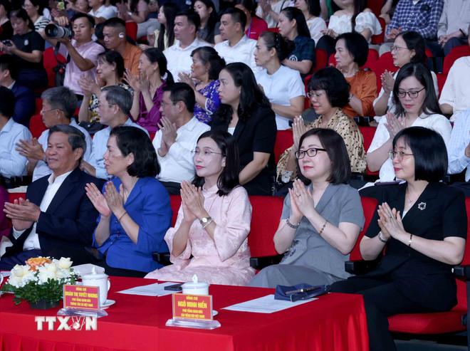 Đại biểu tham dự Lễ trao giải Cuộc thi ảnh nghệ thuật cấp Quốc gia “Tổ quốc bên bờ sóng” lần thứ 3. (Ảnh: Phương Hoa/TTXVN) ttxvn-anh-nghe-thuat-to-quoc-ben-bo-song-3.jpg