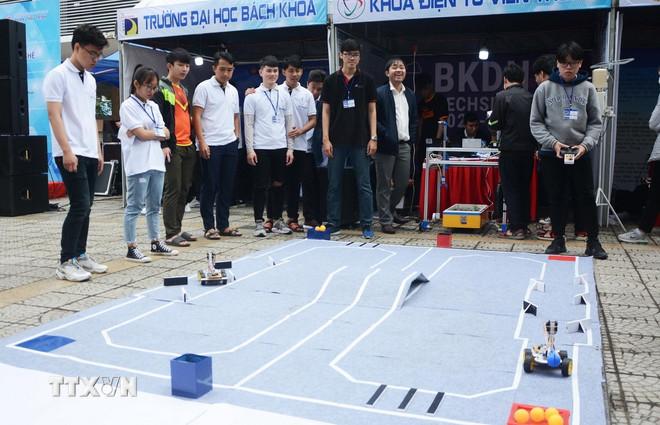 Học sinh, sinh viên thành phố Đà Nẵng trình diễn kỹ thuật của các robot thông minh. (Ảnh: Văn DũngTTXVN) ttxvn-nghien-cuu-khoa-hoc2.jpg