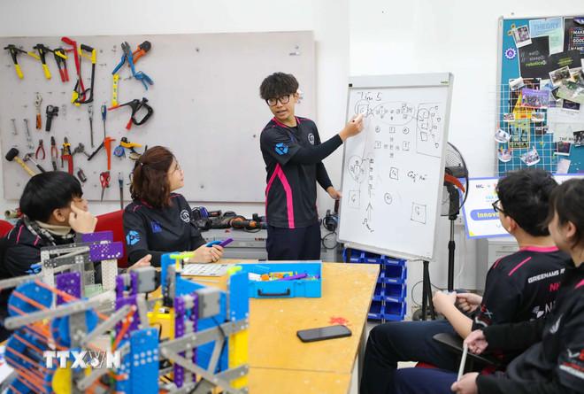 Nhiều học sinh trong các câu lạc bộ Robot và trí tuệ nhân tạo đã giành được những huy chương danh giá trên đấu trường quốc tế bằng sự sáng tạo và miệt mài trong quá trình nghiên cứu khoa học. (Ảnh: Thanh Tùng/TTXVN) ttxvn-nghien-cuu-khoa-hoc.jpg