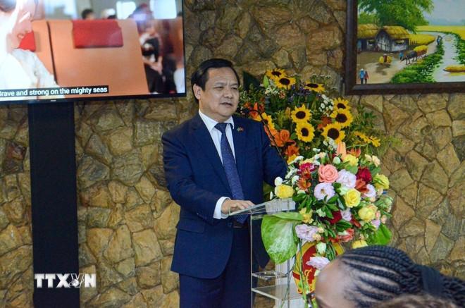 Đại sứ Việt Nam tại Brazil Bùi Văn Nghị phát biểu tại Gặp gỡ Hữu nghị “Bác Hồ, Phụ nữ Việt Nam và tinh thần đoàn kết quốc tế” tại Brazil. (Ảnh: Đại sứ quán Việt Nam tại Brazil) ttxvn-a2.jpg