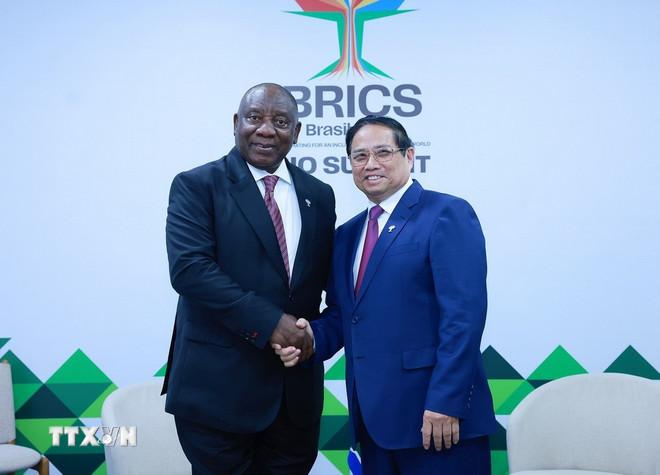 Thủ tướng Phạm Minh Chính gặp Tổng thống Nam Phi Cyril Ramaphosa bên lề Hội nghị Thượng đỉnh Nhóm các nền kinh tế mới nổi (BRICS) mở rộng năm 2025 tại thành phố Rio de Janeiro (Brazil), tối 6/7/2025. (Ảnh: Dương Giang/TTXVN) ttxvn-thu-tuong-pham-minh-chinh-gap-tong-thong-nam-phi-cyril-ramaphosa.jpg