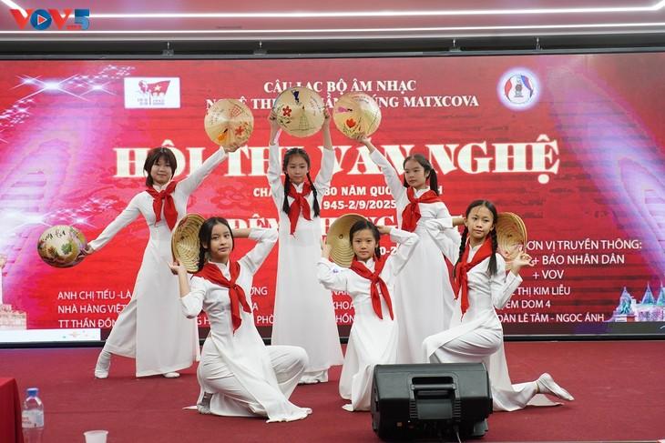 Đêm chung kết Hội thi Văn nghệ quần chúng người Việt tại Moscow - ảnh 2