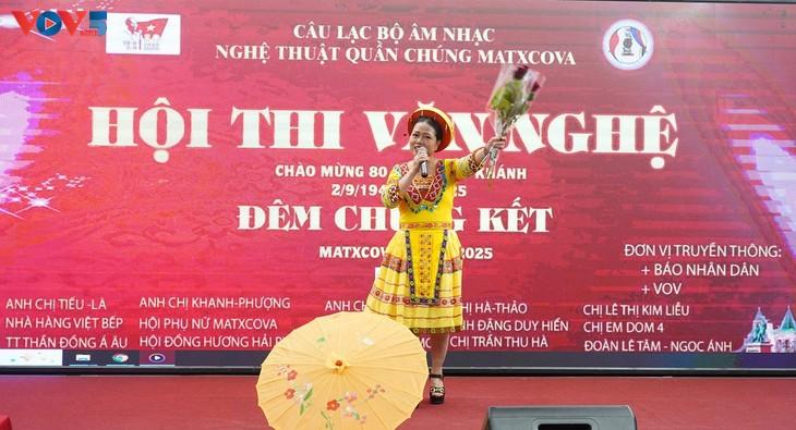 Đêm chung kết Hội thi Văn nghệ quần chúng người Việt tại Moscow - ảnh 3