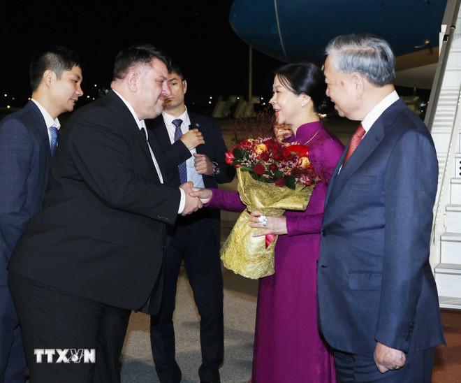 Lễ đón Tổng Bí thư Tô Lâm và Phu nhân tại sân bay quốc tế Sofia. (Ảnh: Thống Nhất/TTXVN) ttxvn-to-lam-9.jpg