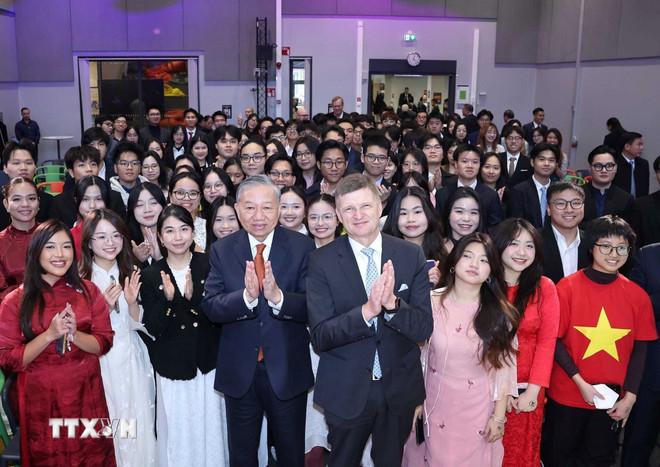 Tổng Bí thư Tô Lâm và ông Ilkka Niemela, Chủ tịch Đại học Aalto với sinh viên Việt Nam đang theo học tại Helsinki. (Ảnh: Thống Nhất/TTXVN) ttxvn-tong-bi-thu-gap-go-sinh-vien-viet-nam-dang-theo-hoc-tai-helsinki-3.jpg