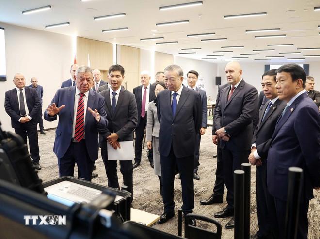 Tổng Bí thư Tô Lâm và Tổng thống Bulgaria Rumen Radev thăm quan các sản phẩm trưng bày. (Ảnh: Thống Nhất/TTXVN) ttxvn-tong-bi-thu-cung-tong-thong-bulgaria-tham-doanh-nghiep-quoc-phong-samel-90-5.jpg