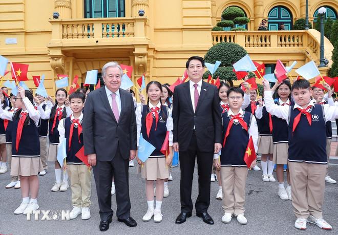 Chủ tịch nước Lương Cường đón Tổng Thư ký Liên hợp quốc António Guterres tại Phủ Chủ tịch. (Ảnh: Lâm Khánh/TTXVN) ttxvn-le-don-tong-thu-ky-lien-hop-quoc-tham-chinh-thuc-viet-nam-24-4.jpg