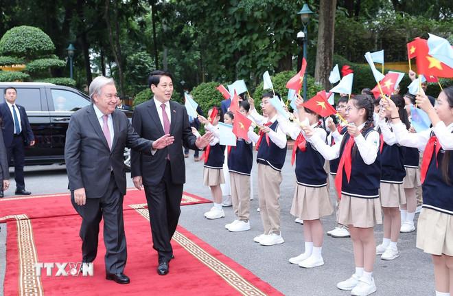 Chủ tịch nước Lương Cường đón Tổng Thư ký Liên hợp quốc António Guterres tại Phủ Chủ tịch. (Ảnh: Lâm Khánh/TTXVN) ttxvn-le-don-tong-thu-ky-lien-hop-quoc-tham-chinh-thuc-viet-nam-24-6.jpg