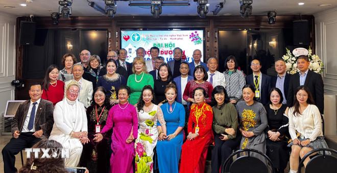 Các đại biểu chụp ảnh kỷ niệm với Ban chấp hành Hội khoá mới. (Ảnh: Tâm Hằng/TTXVN) ttxvn-y-duoc-anh-27-2.jpg