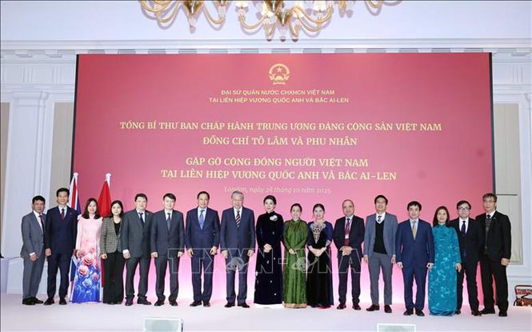 Tổng Bí thư gặp gỡ cộng đồng người Việt Nam và cán bộ Đại sứ quán Việt Nam tại Anh- Ảnh 4. Tổng Bí thư gặp gỡ cộng đồng người Việt Nam và cán bộ Đại sứ quán Việt Nam tại Anh- Ảnh 4.