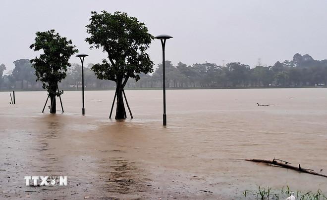 Lũ lên trên báo động 2 gây ngập đường đi bộ ven bờ Nam sông Hương, thành phố Huế. (Ảnh: Nguyên Lý/TTXVN) ttxvn-mua-lu-2.jpg