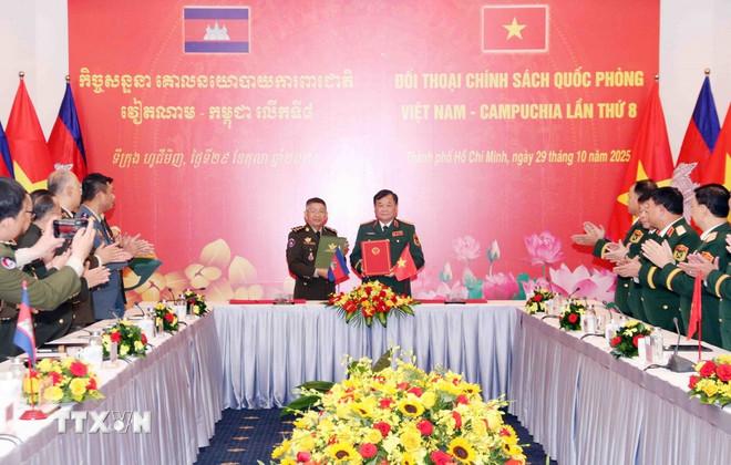 Thượng tướng Hoàng Xuân Chiến (phải) và Đại tướng Chay Saingyun (trái) ký Bản ghi nhớ giữa giữa Bộ Quốc phòng hai nước về hợp tác trong lĩnh vực pháp luật quân sự, quốc phòng và Biên bản Đối thoại. (Ảnh: Xuân Khu/TTXVN) ttxvn-doi-thoai-chinh-sach-quoc-phong-viet-nam-campuchia-2.jpg