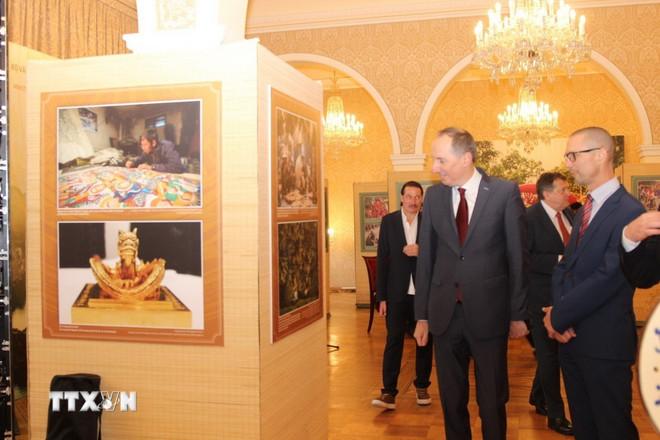 Các khách mời tham quan triển lãm. (Ảnh: Viết Thắng/ TTXVN) ttxvn-3010-trien-lam-van-hoa-viet-nam-sec-2.jpg