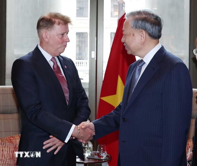 Tổng Bí thư Tô Lâm tiếp Phó Chủ tịch Cấp cao Tập đoàn Airbus khu vực Châu Á-Thái Bình Dương Chris Drewer. (Ảnh: Thống Nhất/TTXVN) ttxvn-tong-bi-thu-to-lam-tiep-pho-chu-tich-cap-cao-tap-doan-airbus-khu-vuc-chau-a-thai-binh-duong-chris-drewer-8372978-3.jpg