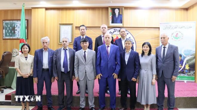 Quan chức Đảng Mặt trận Giải phóng Dân tộc Algeria chụp ảnh lưu niệm với Đoàn công tác của Tạp chí Cộng sản. (Ảnh: Mạnh Hùng/TTXVN) ttxvn-doan-cong-tac-cua-tap-chi-cong-san-tham-va-lam-viec-tai-algeria-3.jpg