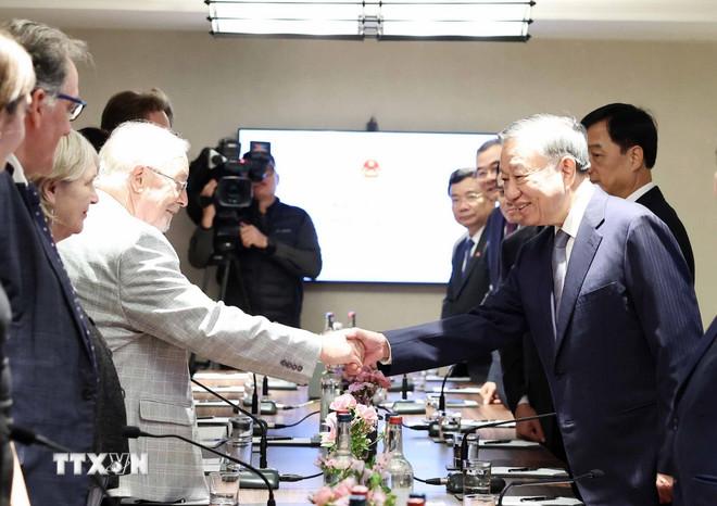 Tổng Bí thư Tô Lâm tiếp Tổng Bí thư Đảng Cộng sản Anh Robert Griffiths. (Ảnh: Thống Nhất/TTXVN) ttxvn-tong-bi-thu-to-lam-tiep-tong-bi-thu-dang-cong-san-anh-robert-griffiths-1.jpg