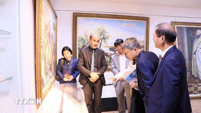 Đoàn Công tác Tạp chí Cộng sản thăm Bảo tàng Cựu chiến binh Algeria. (Ảnh: Mạnh Hùng/TTXVN) ttxvn-doan-cong-tac-cua-tap-chi-cong-san-tham-lam-viec-tai-algeria-2.jpg