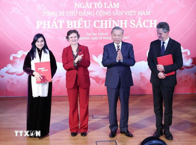 Tổng Bí thư Tô Lâm chứng kiến trao Thỏa thuận hợp tác nghiên cứu về Net Zero Carbon giữa Hãng hàng không Vietjet và Đại học Oxford. (Ảnh: Thống Nhất/TTXVN) ttxvn-tong-bi-thu-to-lam-phat-bieu-chinh-sach-tai-dai-hoc-oxford-8.jpg