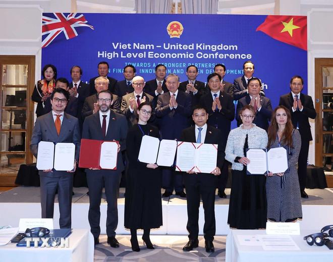 Tổng Bí thư Tô Lâm chứng kiến Lễ trao thỏa thuận hợp tác giữa doanh nghiệp hai nước. (Ảnh: Thống Nhất/TTXVN) ttxvn-tong-bi-thu-to-lam-du-hoi-nghi-kinh-te-cap-cao-viet-nam-anh11.jpg