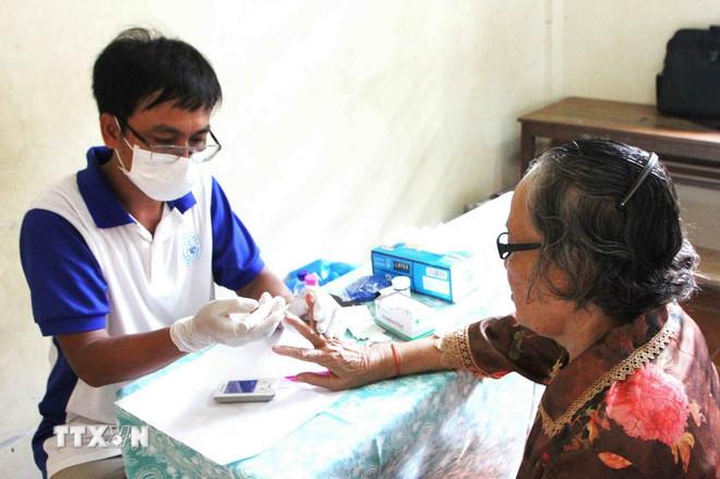 Đội ngũ y, bác sỹ Bệnh viện Chợ Rẫy Phnom Penh thực hiện các công đoạn xét nghiệm, khám chữa bệnh cho người dân tại tỉnh Takeo. (Ảnh: Hoàng Minh/TTXVN) ttxvn-campuchia.jpg
