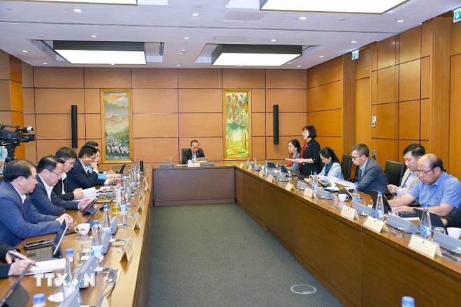 Đoàn đại biểu Quốc hội các tỉnh Gia Lai và Thái Nguyên thảo luận ở tổ. (Ảnh: Doãn Tấn/TTXVN) ttxvn-quoc-hoi-thao-luan-o-to-ve-luat-thi-hanh-an-hinh-su-sua-doi-8384973-14.jpg