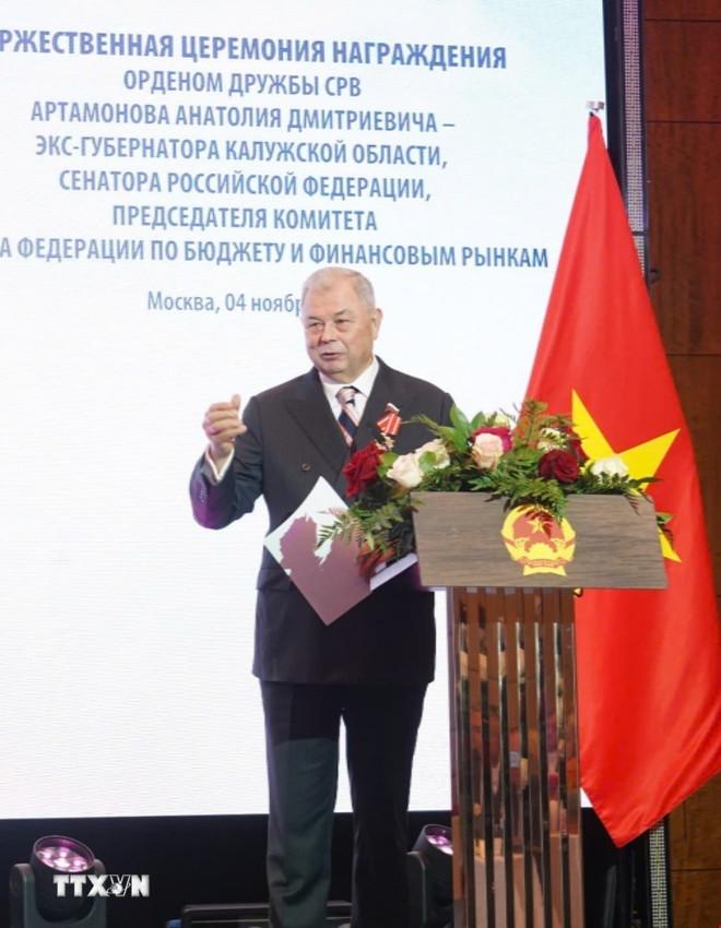 Ông Anatoly Dmitrievich Artamonov phát biểu cảm ơn và bày tỏ cảm tưởng sau khi nhận Huân chương Hữu nghị của Việt Nam. (Ảnh: Trần Hải/ TTXVN) ttxvn-0511-viet-nam-nga-3.jpg