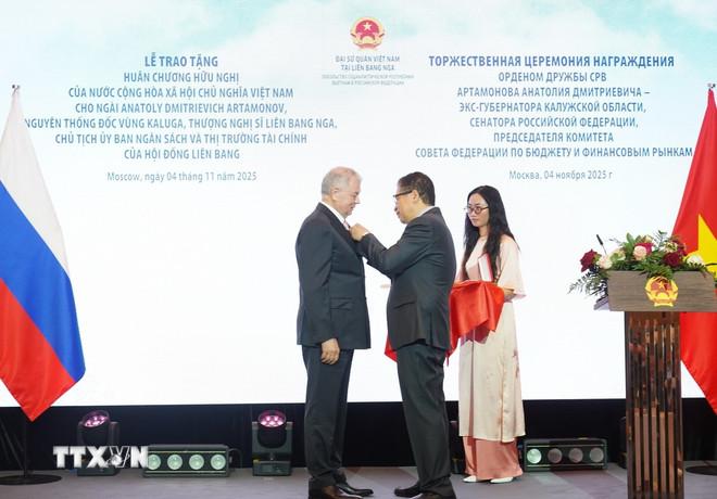 Đại sứ Việt Nam tại Liên bang Nga Đặng Minh Khôi gắn Huân chương Hữu nghị cho ông Anatoly Dmitrievich Artamonov - Thượng nghị sỹ Liên bang Nga, Chủ tịch Ủy ban Ngân sách và Thị trường Tài chính của Hội đồng Liên bang, nguyên Thống đốc vùng Kaluga. (Ảnh: Trần Hải/ TTXVN) ttxvn-0511-viet-nam-nga-2.jpg