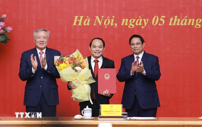 Thủ tướng Phạm Minh Chính và Phó Thủ tướng Thường trực Nguyễn Hoà Bình trao Quyết định bổ nhiệm Phó Tổng Thanh tra Thường trực Thanh tra Chính phủ đối với ông Nguyễn Quốc Đoàn. (Ảnh: Dương Giang/TTXVN) ttxvn-thu-tuong-trao-quyet-dinh-bo-nhiem-pho-tong-thanh-tra-thuong-truc-thanh-tra-chinh-phu-2.jpg