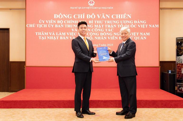 Ông Nguyễn Duy Anh trong lần gặp ông Đỗ Văn Chiến, Ủy viên Bộ Chính trị, Bí thư Trung ương Đảng, Chủ tịch Ủy ban Trung ương Mặt trận Tổ quốc Việt Nam sang thăm Nhật Bản hồi tháng 7/2025. (Ảnh do nhân vật cung cấp) duyanh-nhat-ban1.jpg