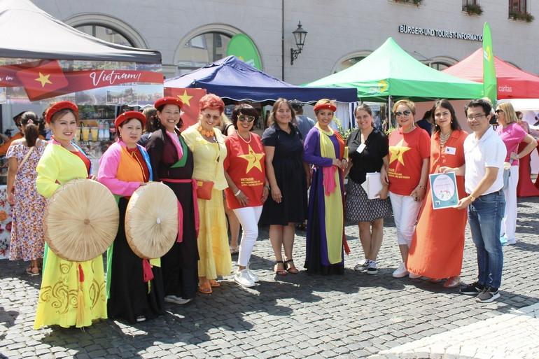 Ông Phạm Khánh Nam (áo trắng) tại một sự kiện giới thiệu văn hóa dân tộc Việt Nam tại Cộng hòa Liên bang Đức (Ảnh: Ủy ban Nhà nước về người Việt Nam ở nước ngoài) viet-kieu-nam1.jpg