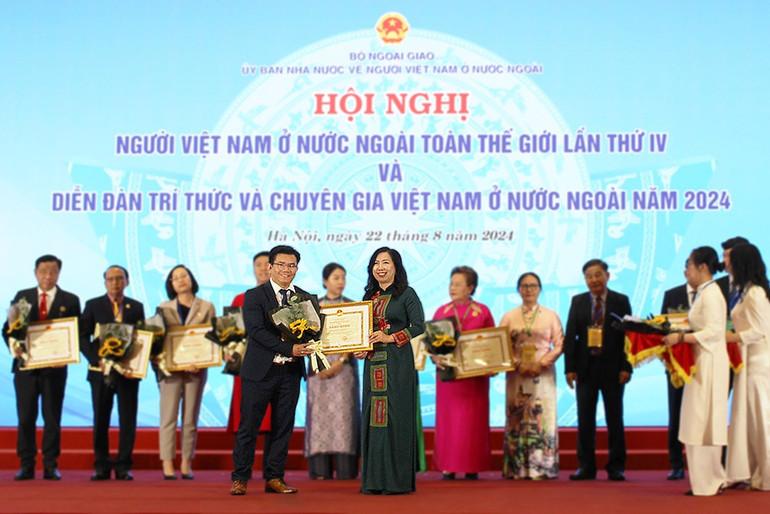 Ông Phạm Khánh Nam - Tổng Biên tập Tạp chí Hương Việt (Cộng hòa Liên bang Đức) nhận Bằng khen của Bộ trưởng Ngoại giao Bùi Thanh Sơn vì đã có thành tích xuất sắc trong công tác xây dựng phát triển cộng đồng người Việt ở nước ngoài, hướng về quê hương đất nước. (Ảnh: Ủy ban Nhà nước về người Việt Nam ở nước ngoài) viet-kieu-nam-2.jpg