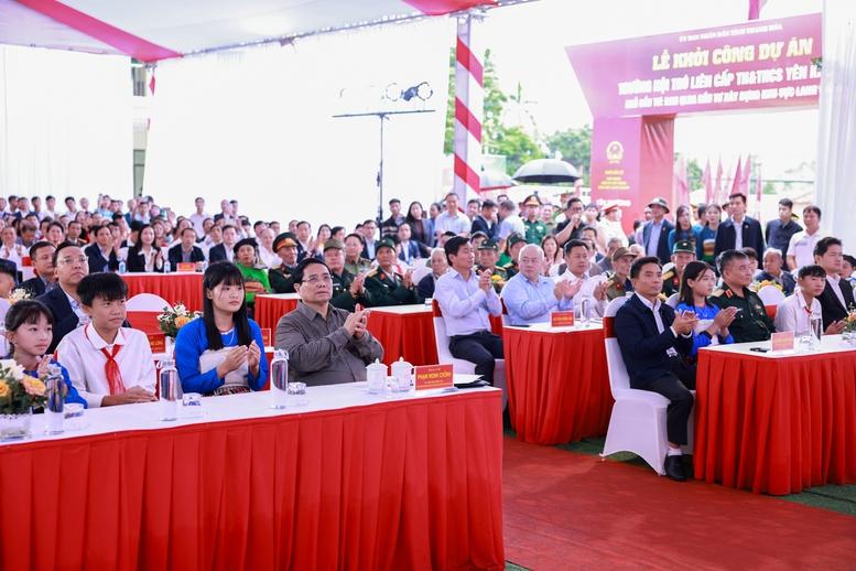 Thủ tướng: Từng ngôi trường mới nơi biên giới sẽ là nơi gieo con chữ, ươm mầm tri thức, thắp sáng ước mơ, hiện thực hóa khát vọng- Ảnh 2. Thủ tướng: Từng ngôi trường mới nơi biên giới sẽ là nơi gieo con chữ, ươm mầm tri thức, thắp sáng ước mơ, hiện thực hóa khát vọng- Ảnh 2.