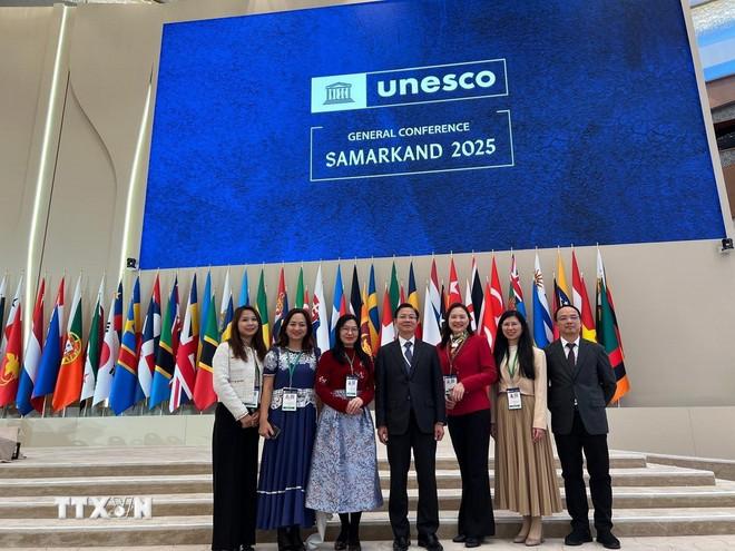 Đoàn Việt Nam tham dự Kỳ họp lần thứ 43 Đại hội đồng UNESCO. (Ảnh: TTXVN phát) ttxvn-unesco-thong-qua-du-thao-nghi-quyet-do-viet-nam-de-xuat-8395426-1.jpg