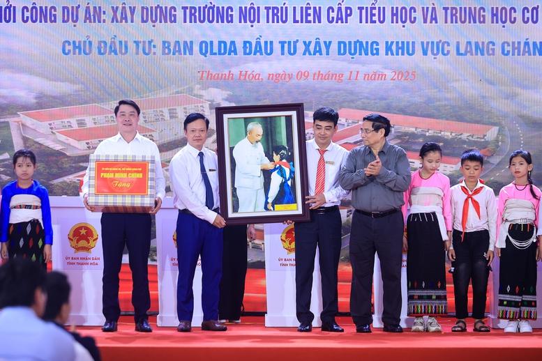 Thủ tướng: Từng ngôi trường mới nơi biên giới sẽ là nơi gieo con chữ, ươm mầm tri thức, thắp sáng ước mơ, hiện thực hóa khát vọng- Ảnh 6. Thủ tướng: Từng ngôi trường mới nơi biên giới sẽ là nơi gieo con chữ, ươm mầm tri thức, thắp sáng ước mơ, hiện thực hóa khát vọng- Ảnh 6.