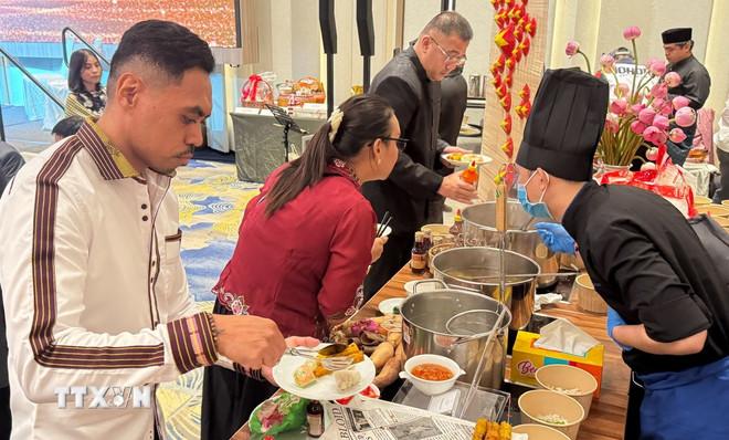 Gian hàng của Việt Nam tại liên hoan thu hút đông thực khách muốn thưởng thức các món ăn đặc trưng như nem rán, gỏi cuốn, phở… (Ảnh: Ngọc Khương/TTXVN) ttxvn-singa-1.jpg