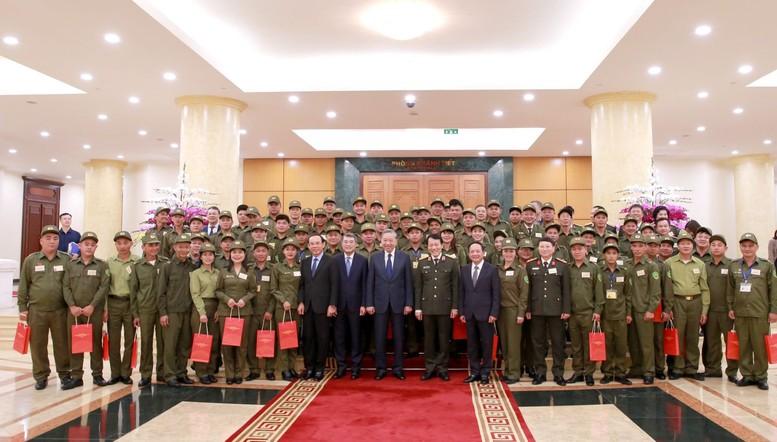 Tổng Bí thư Tô Lâm gặp mặt các tập thể, cá nhân tham gia bảo vệ an ninh, trật tự ở cơ sở tiêu biểu, xuất sắc- Ảnh 4.